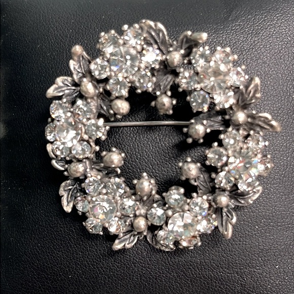 VINTAGE RHINESTONE FLORAL WREATH BROOCH - Picture 5 of 7